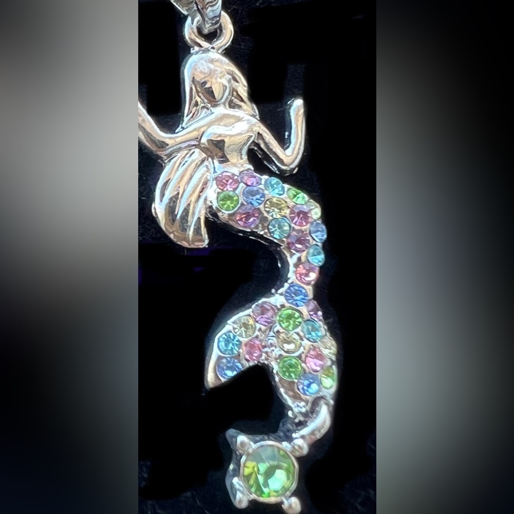 New in Box Rhinestone Mermaid Pendant with 10" chain 🧜‍♀️